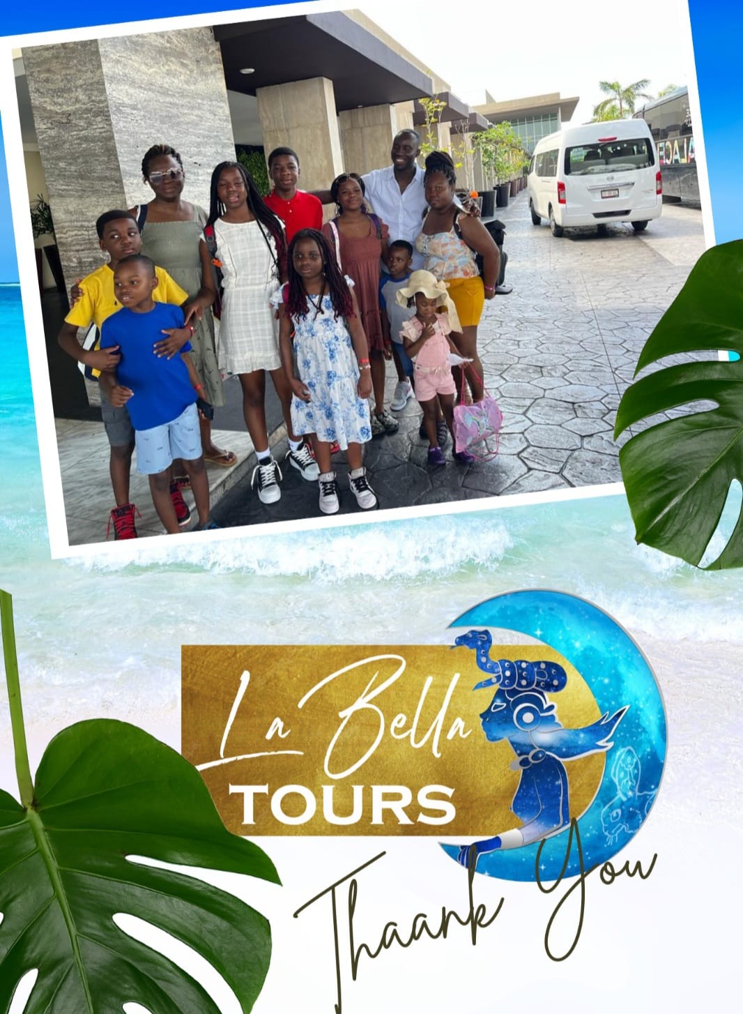 Conductor sosteniendo letrero de bienvenida junto a una camioneta